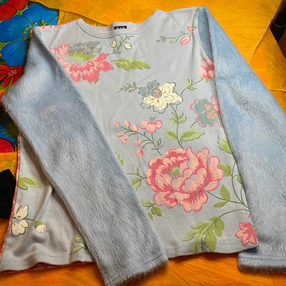 Gap T-shirt with fun fur